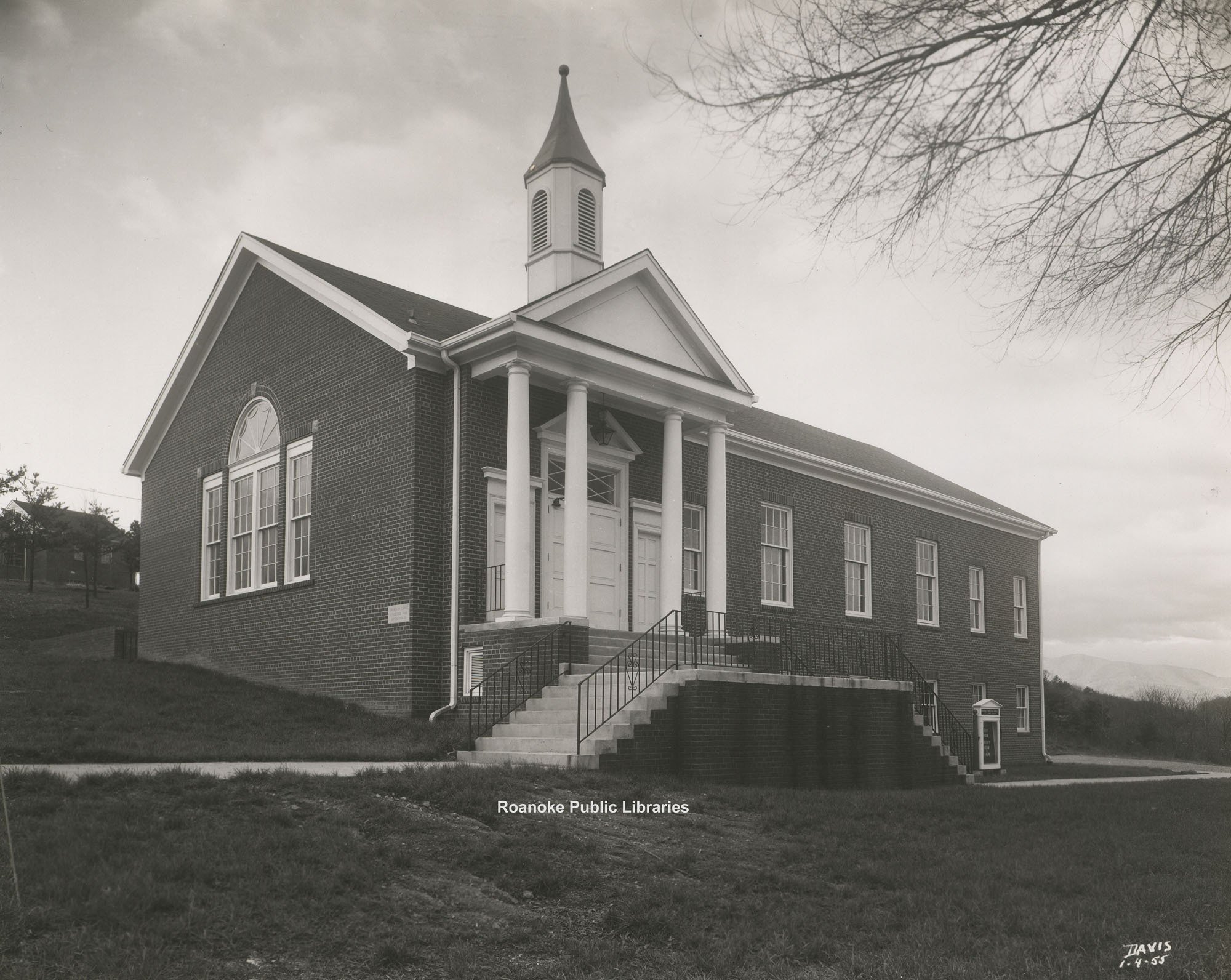 Davis 27.31 Roanoke Church of Christ.jpg